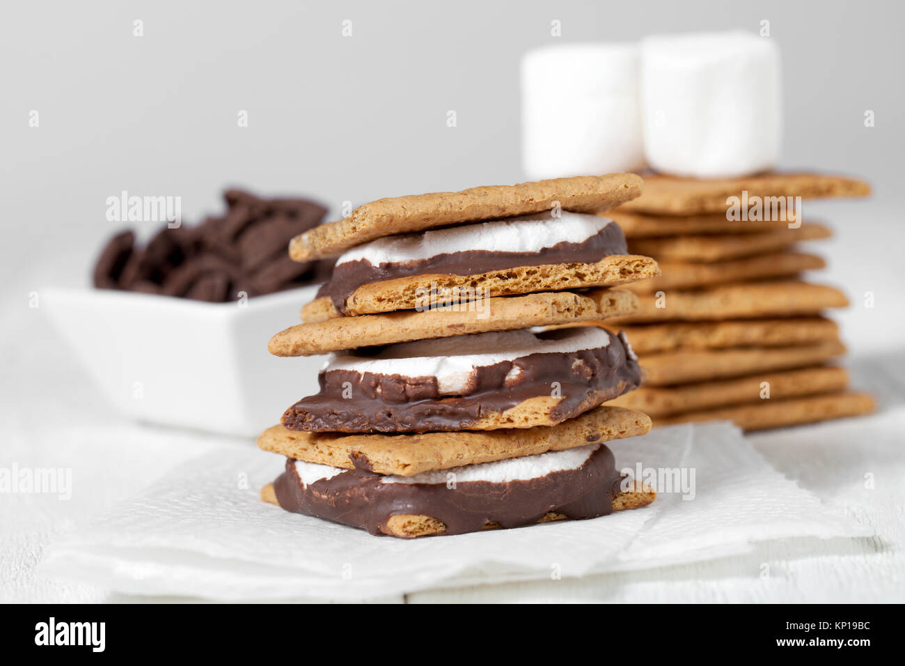 Smores sandwich con cioccolato marshmallow e crackers Foto Stock