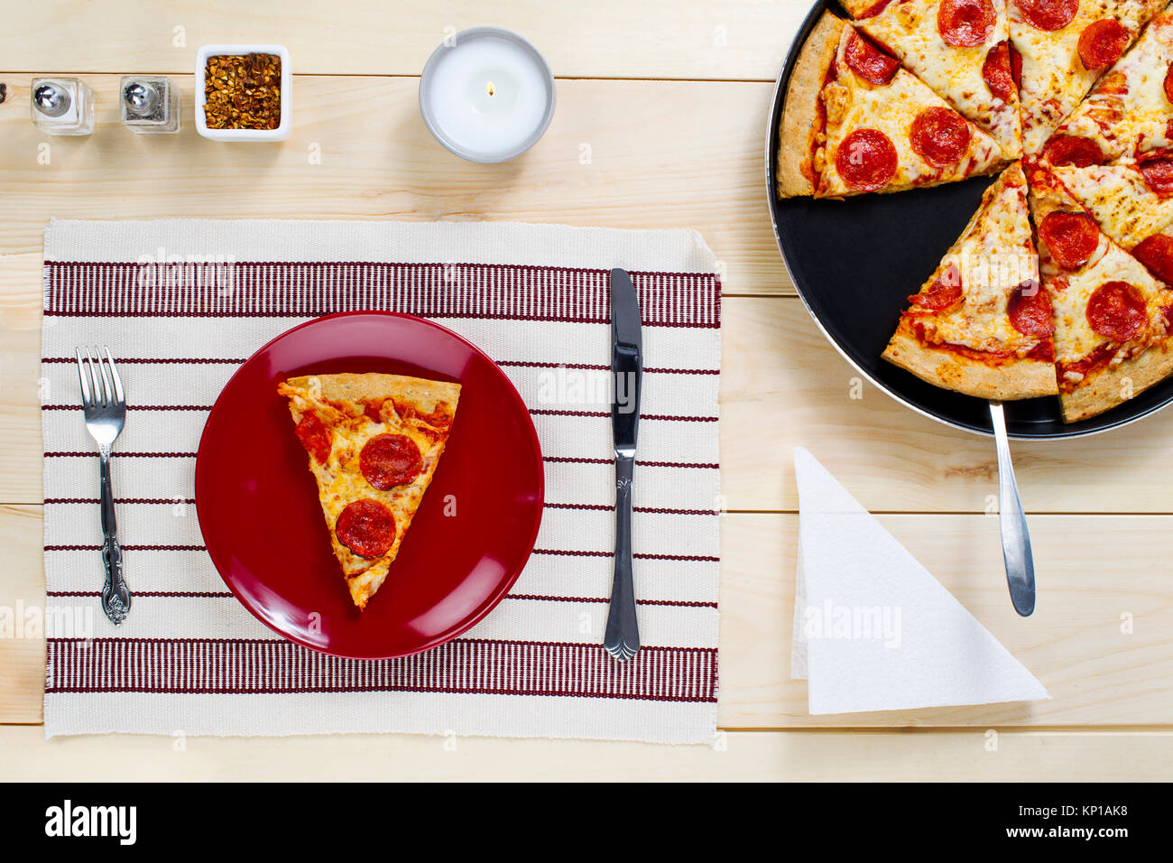 Un trancio di pizza su piastra Foto Stock