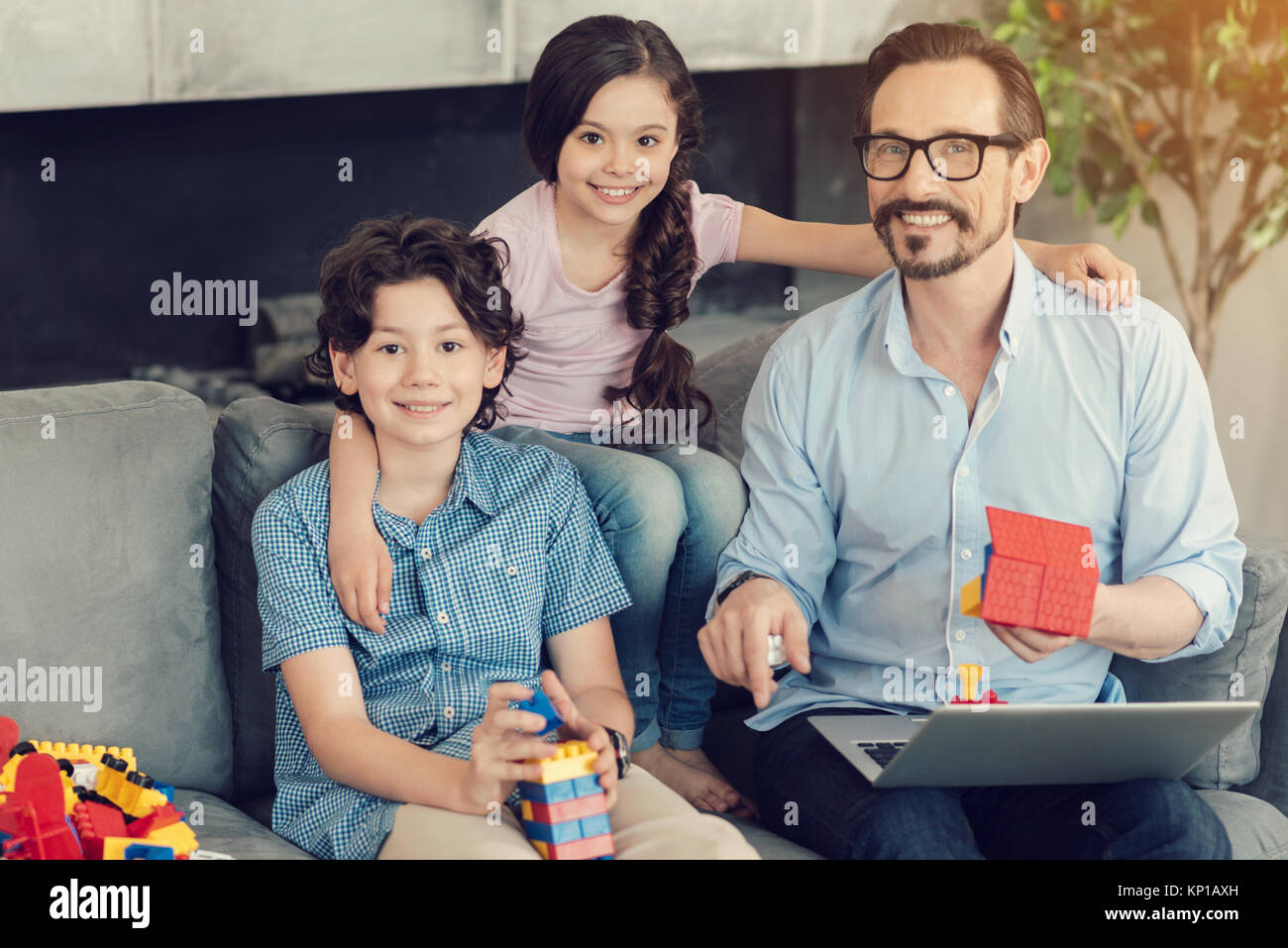 Nizza uomo allegro azienda construction set di pezzi Foto Stock