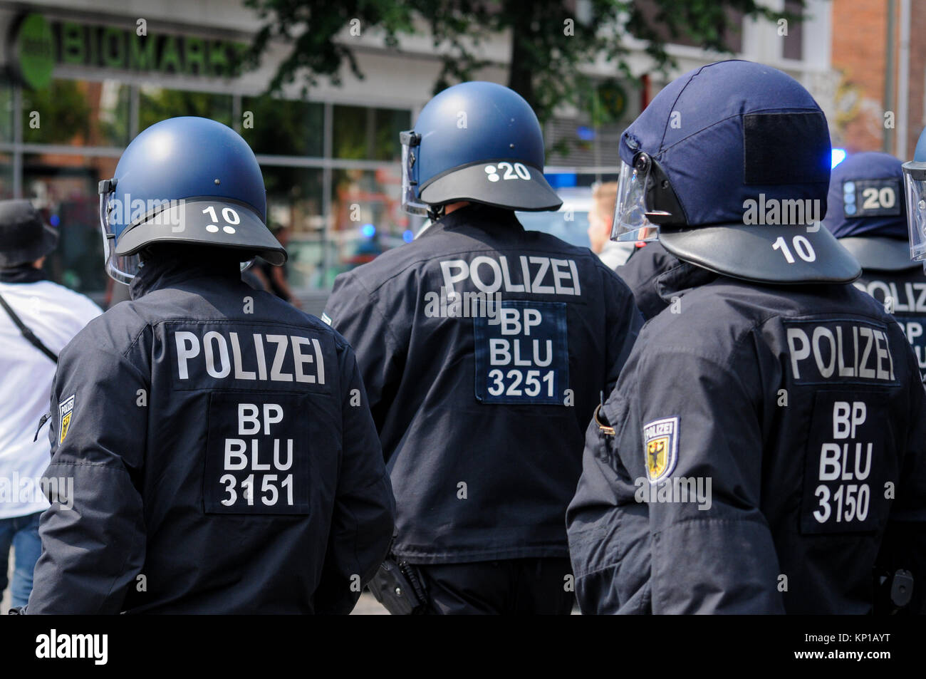 Sommossa ufficiali della polizia di fronte anti-G20 manifestanti, Amburgo, Germania Foto Stock