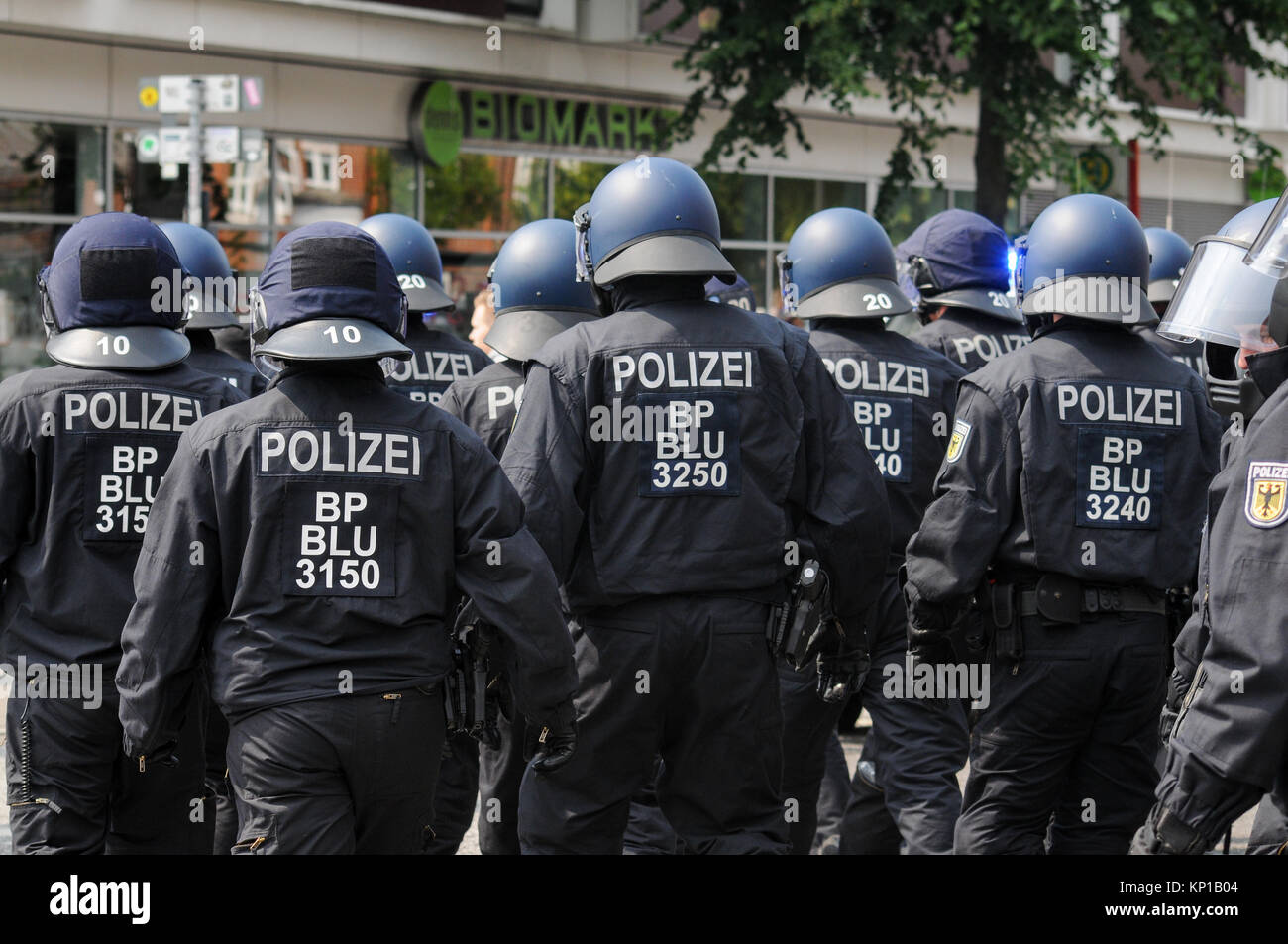 Sommossa ufficiali della polizia di fronte anti-G20 manifestanti, Amburgo, Germania Foto Stock