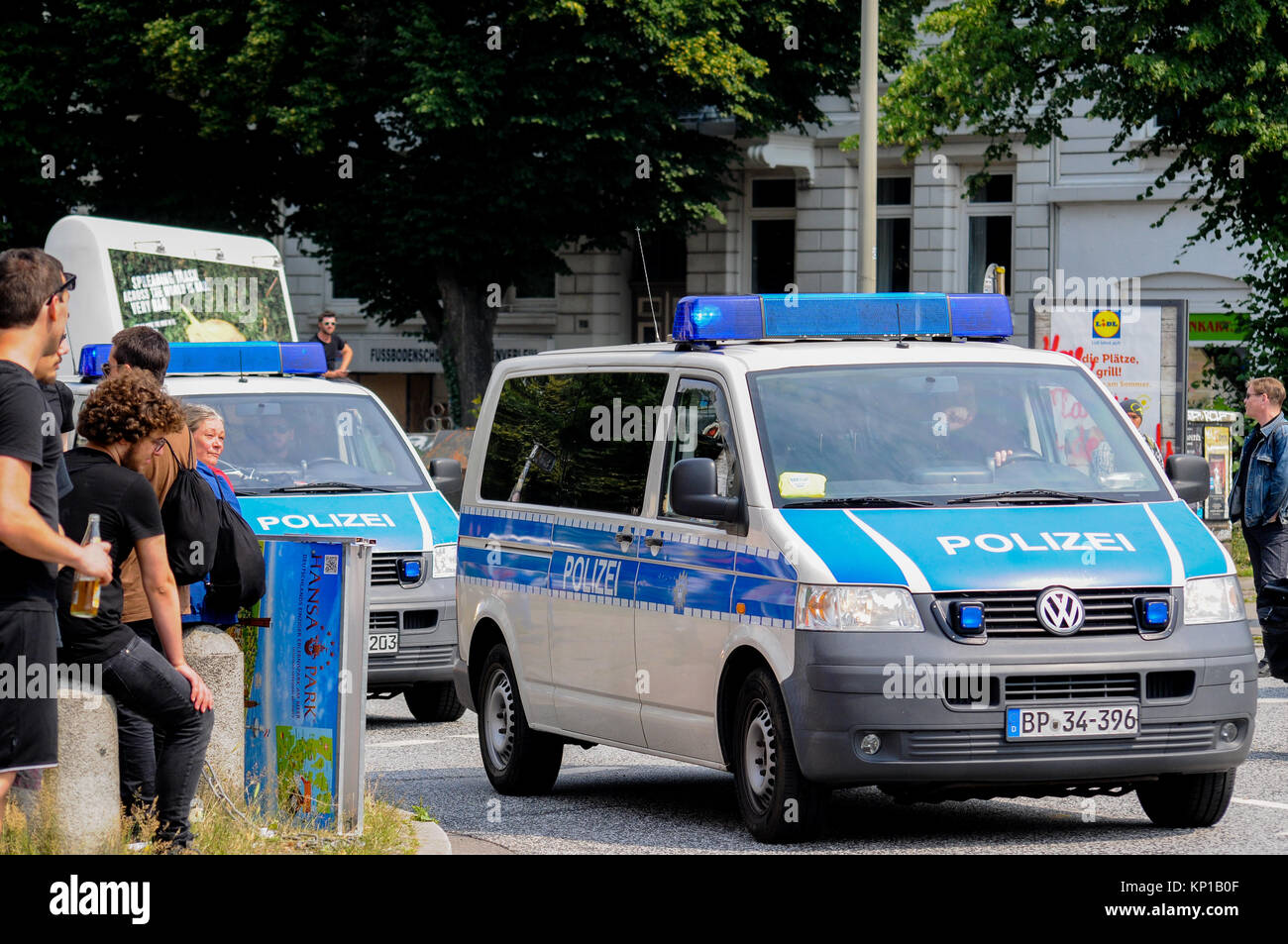 Vertice G20: Polizia sta di guardia a "arancione" settore checkpoint, Amburgo, Germania Foto Stock