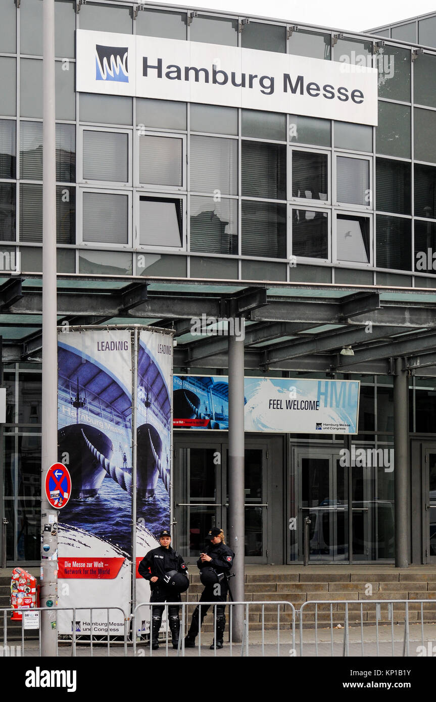 Vertice G20: Polizia sta di guardia a "arancione" settore checkpoint, Amburgo, Germania Foto Stock