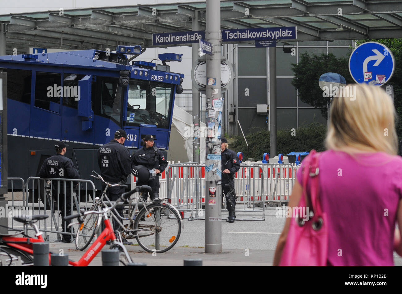 Vertice G20: Polizia sta di guardia a "arancione" settore checkpoint, Amburgo, Germania Foto Stock
