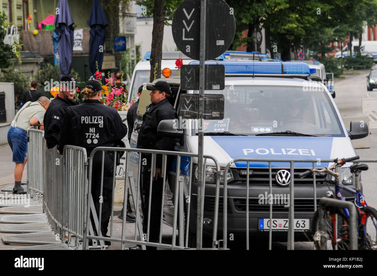 Vertice G20: Polizia sta di guardia a "arancione" settore checkpoint, Amburgo, Germania Foto Stock