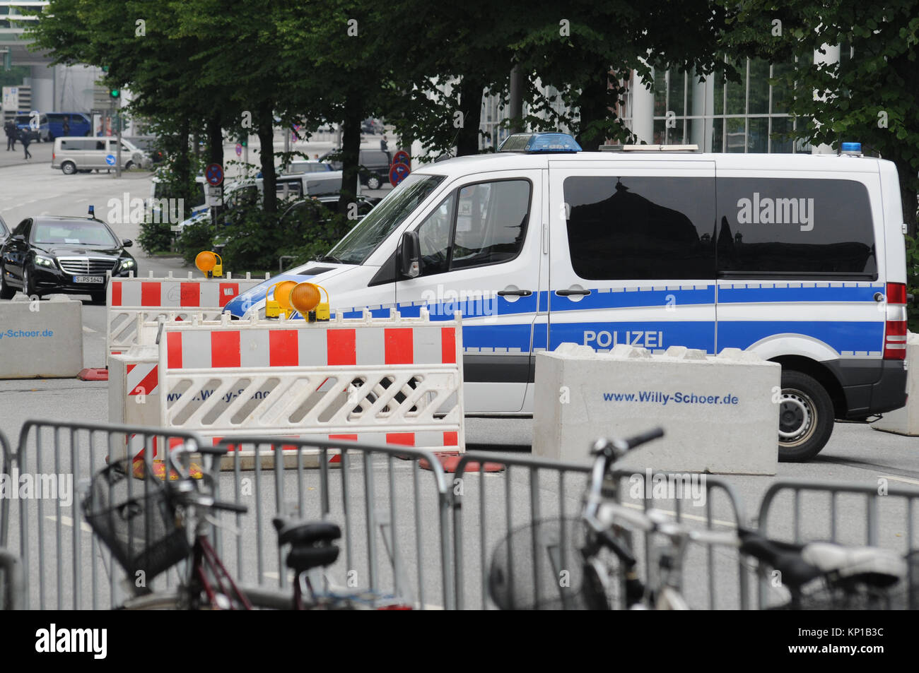 Vertice G20: Polizia sta di guardia a "arancione" settore checkpoint, Amburgo, Germania Foto Stock