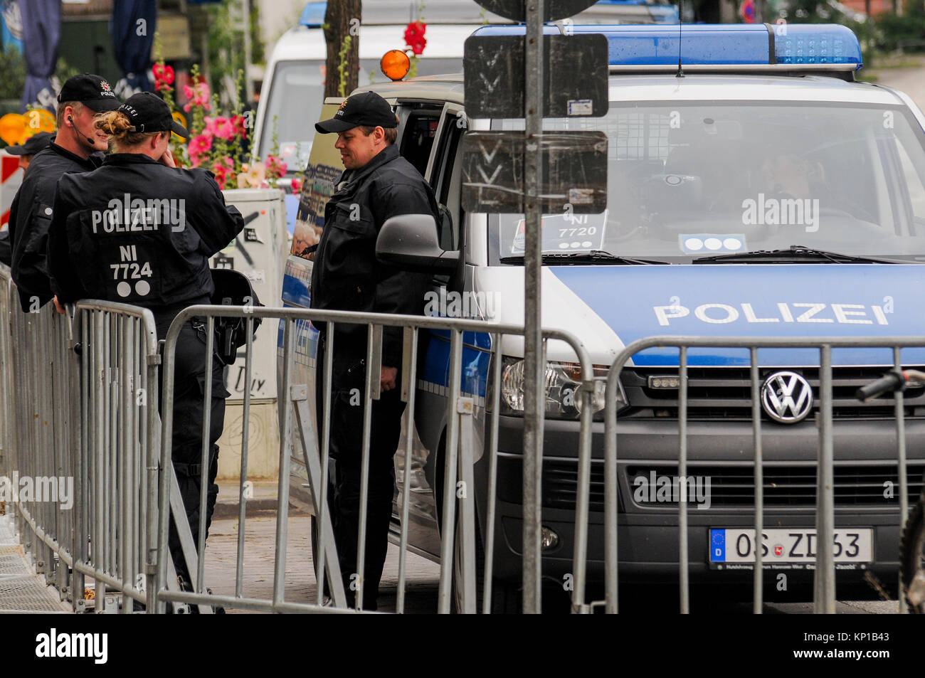 Vertice G20: Polizia sta di guardia a "arancione" settore checkpoint, Amburgo, Germania Foto Stock