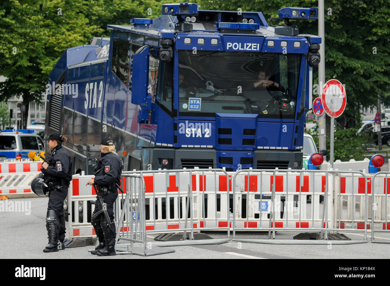Vertice G20: Polizia sta di guardia a "arancione" settore checkpoint, Amburgo, Germania Foto Stock