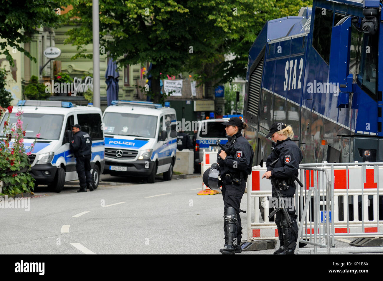 Vertice G20: Polizia sta di guardia a "arancione" settore checkpoint, Amburgo, Germania Foto Stock