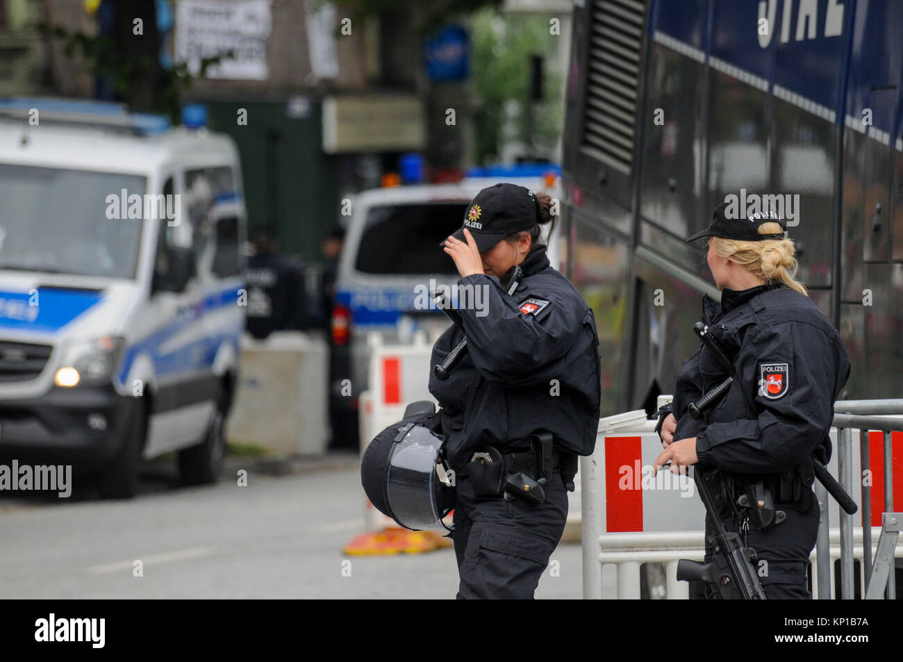 Vertice G20: Polizia sta di guardia a "arancione" settore checkpoint, Amburgo, Germania Foto Stock