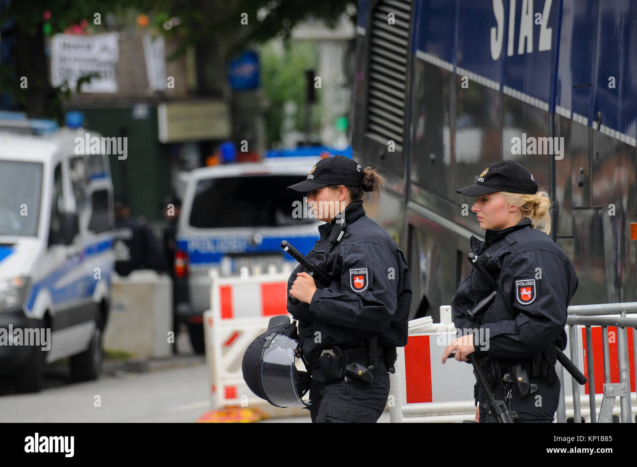 Vertice G20: Polizia sta di guardia a "arancione" settore checkpoint, Amburgo, Germania Foto Stock