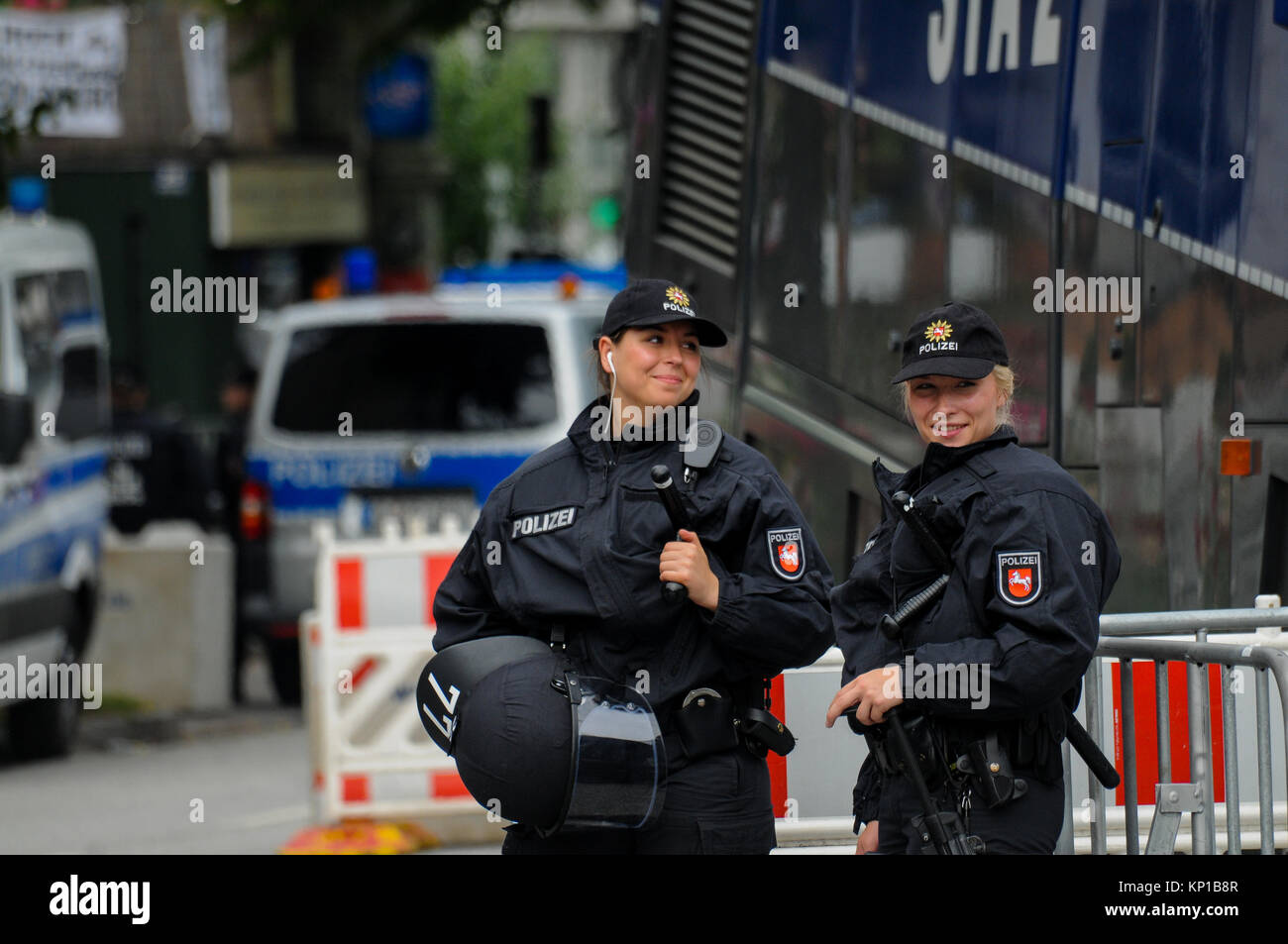 Vertice G20: Polizia sta di guardia a "arancione" settore checkpoint, Amburgo, Germania Foto Stock