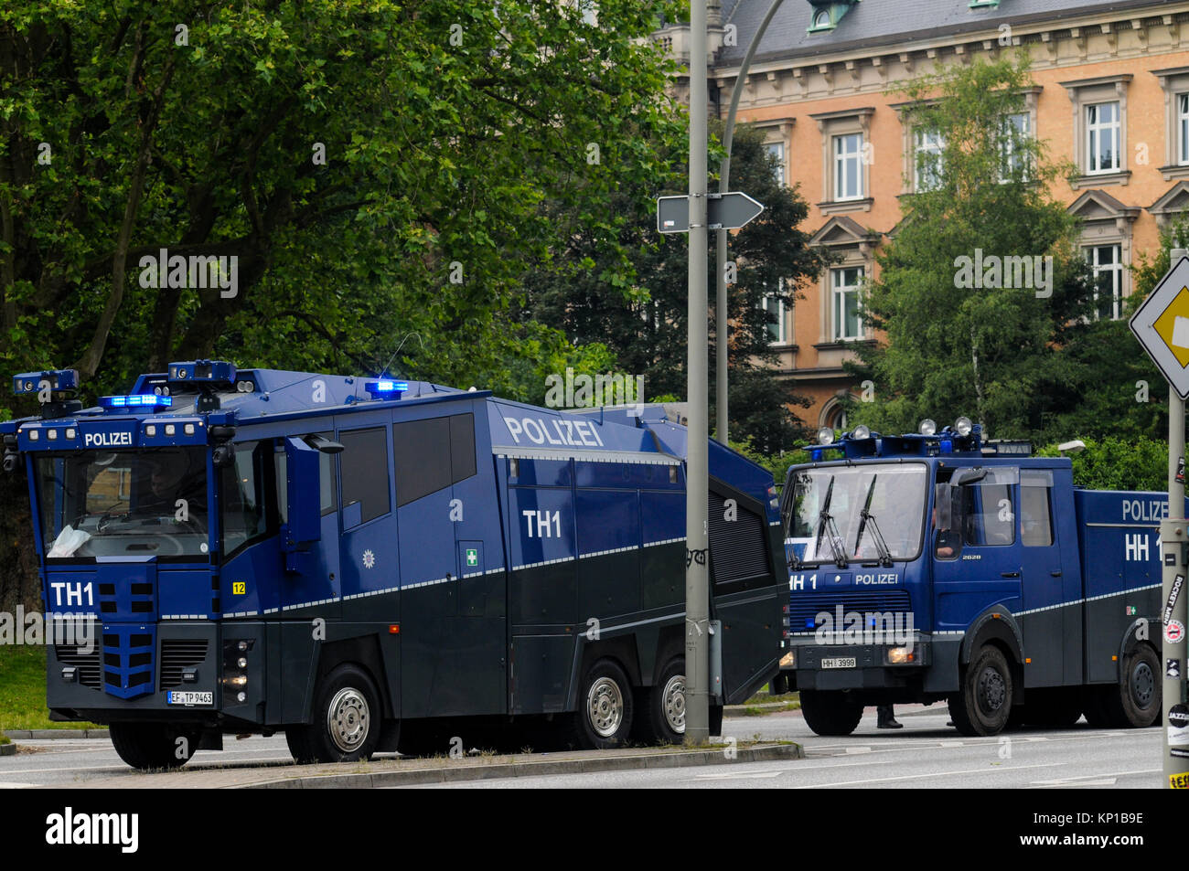 Vertice G20: Polizia sta di guardia a "arancione" settore checkpoint, Amburgo, Germania Foto Stock