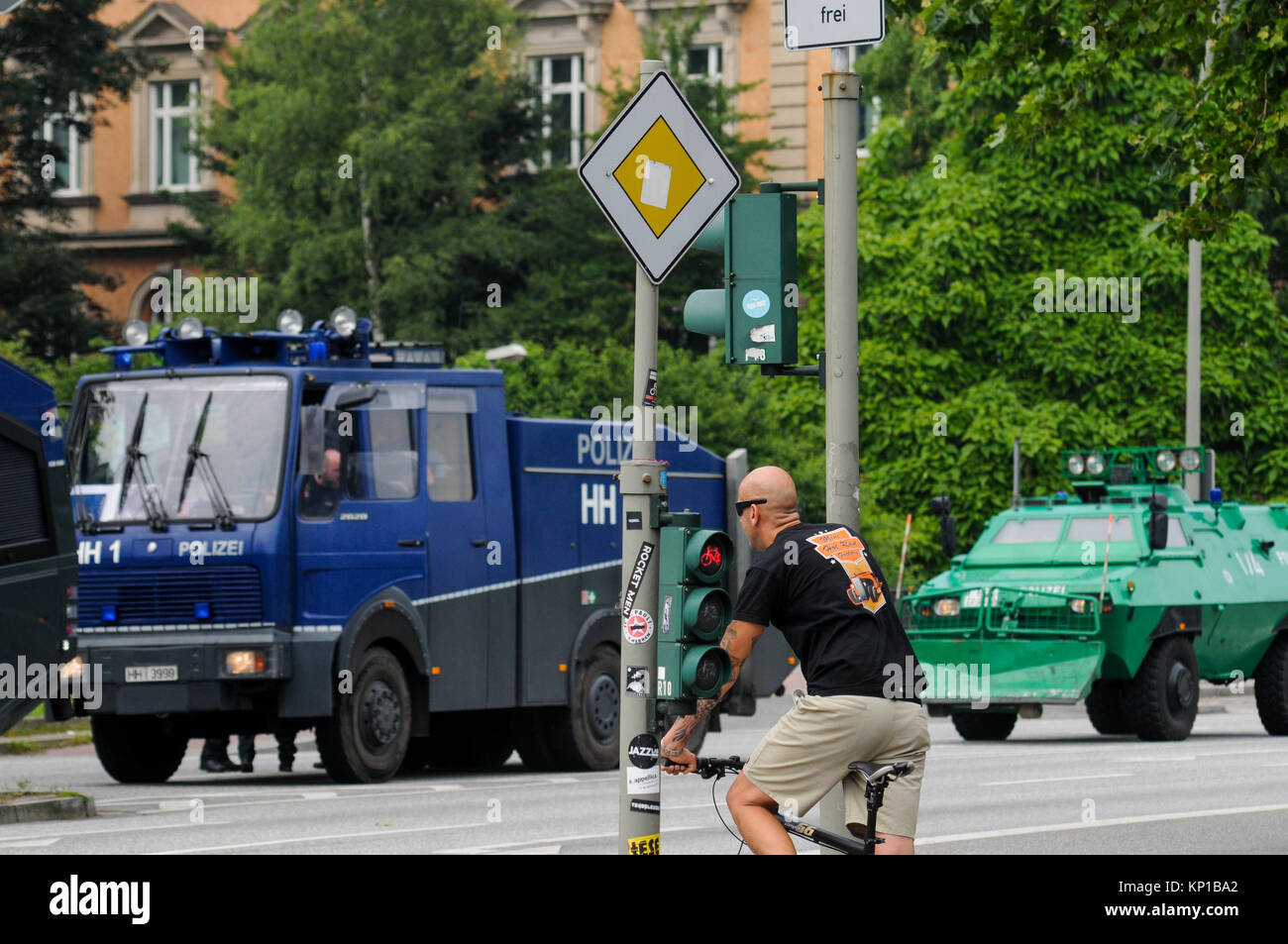 Vertice G20: Polizia sta di guardia a "arancione" settore checkpoint, Amburgo, Germania Foto Stock
