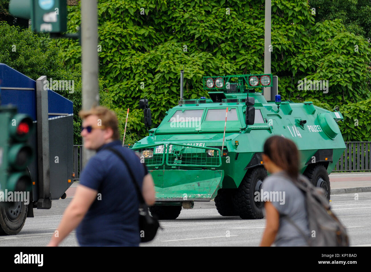 Vertice G20: Polizia sta di guardia a "arancione" settore checkpoint, Amburgo, Germania Foto Stock