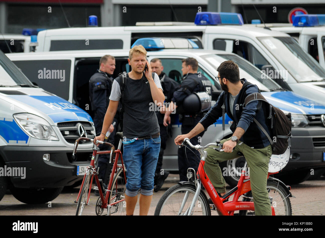 Vertice G20: Polizia sta di guardia a "arancione" settore checkpoint, Amburgo, Germania Foto Stock