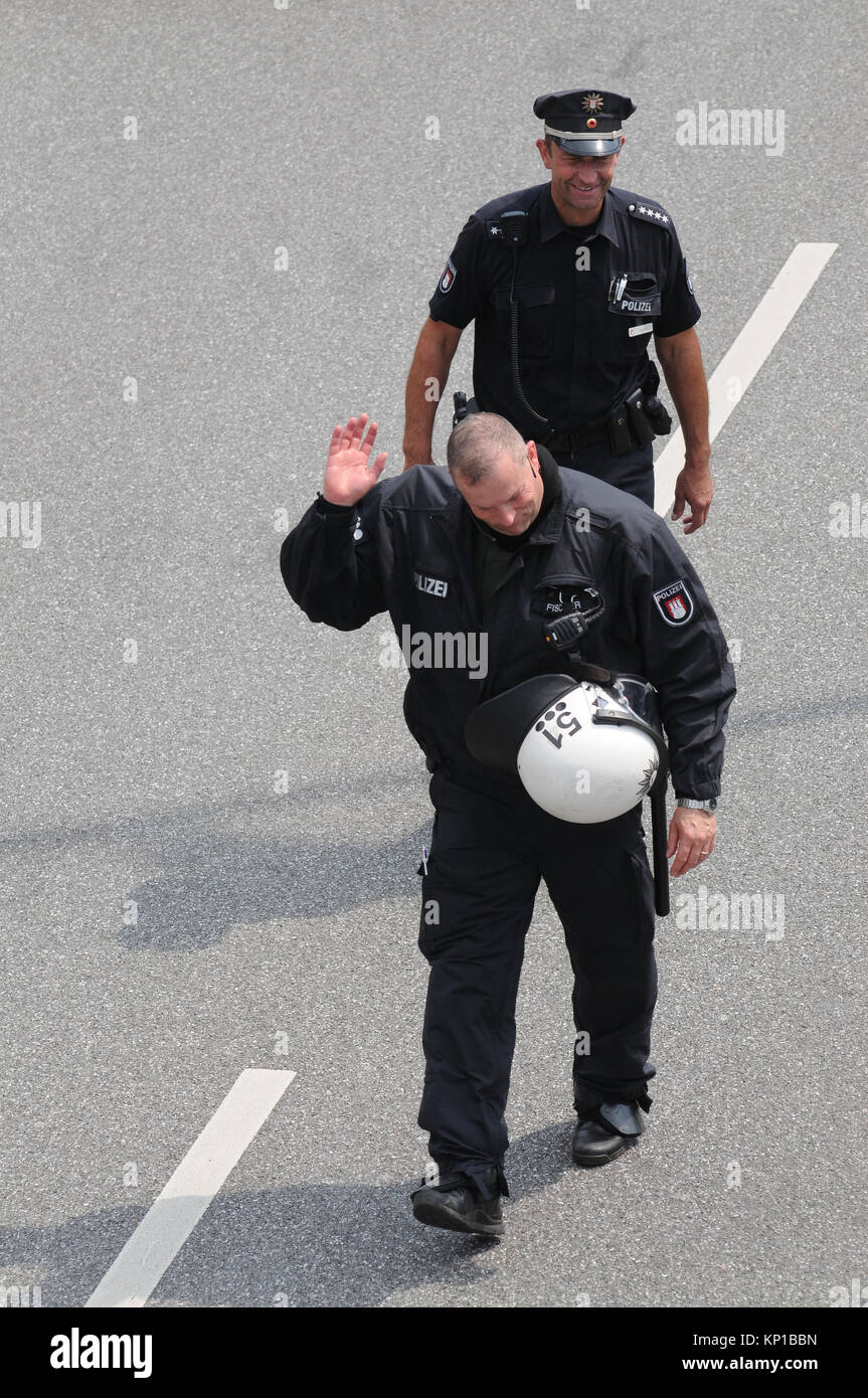 Sommossa ufficiali della polizia di fronte anti-G20 manifestanti, Amburgo (Germania) Foto Stock