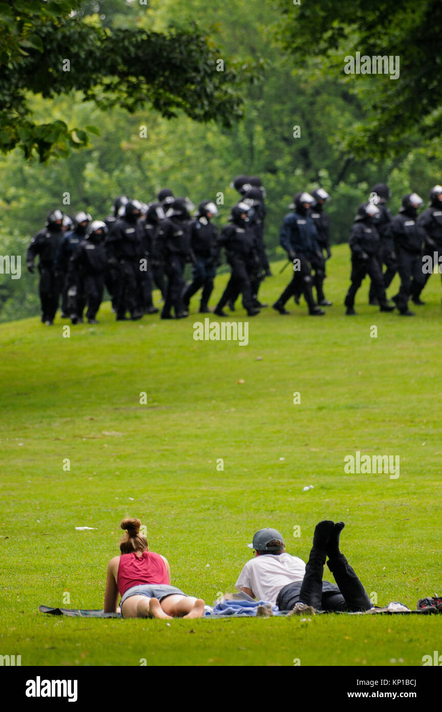 Vertice G20: Riot ufficiali della polizia in un parco di Amburgo (Germania) Foto Stock