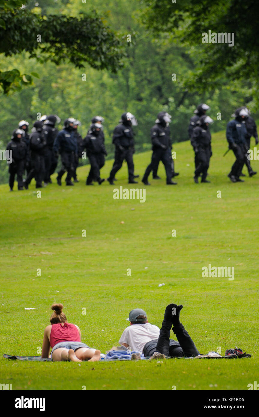 Vertice G20: Riot ufficiali della polizia in un parco di Amburgo (Germania) Foto Stock