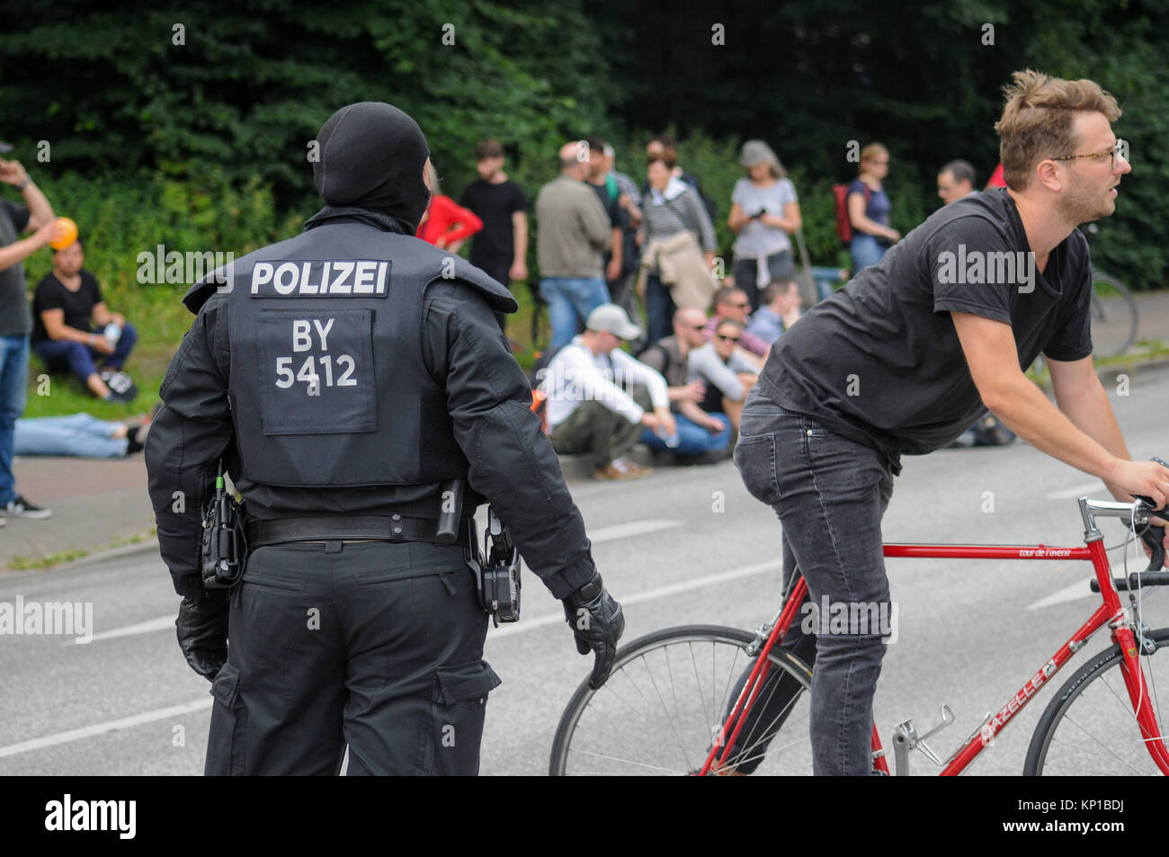 Sommossa ufficiali della polizia di fronte anti-G20 manifestanti, Amburgo (Germania) Foto Stock