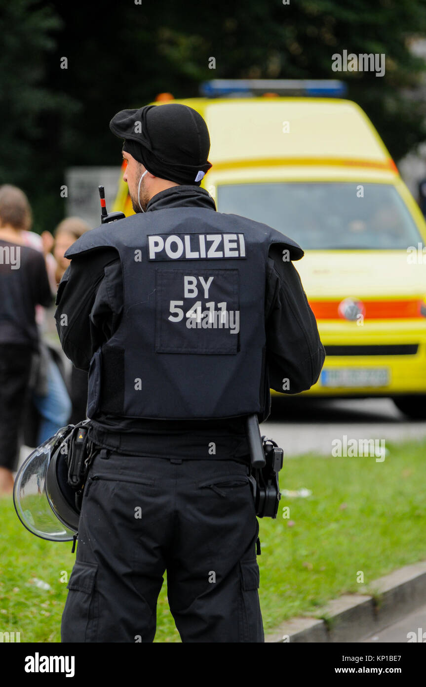 Sommossa ufficiali della polizia di fronte anti-G20 manifestanti, Amburgo (Germania) Foto Stock