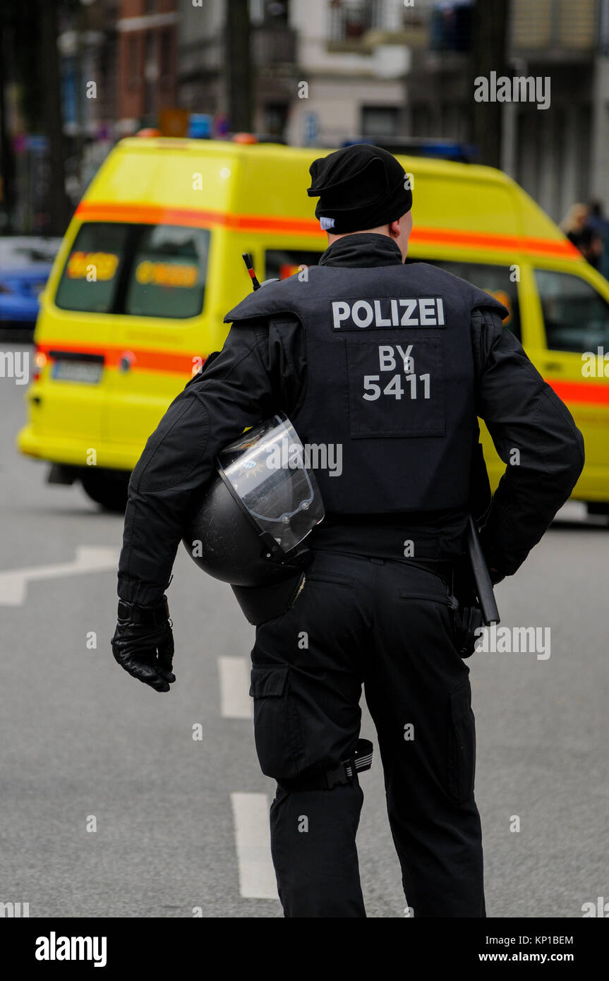 Sommossa ufficiali della polizia di fronte anti-G20 manifestanti, Amburgo (Germania) Foto Stock