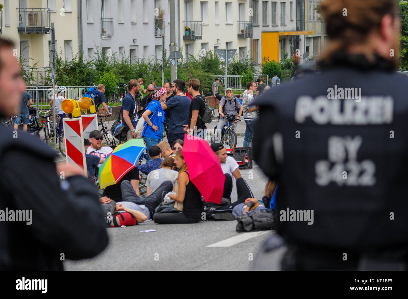 Sommossa ufficiali della polizia di fronte anti-G20 manifestanti, Amburgo (Germania) Foto Stock