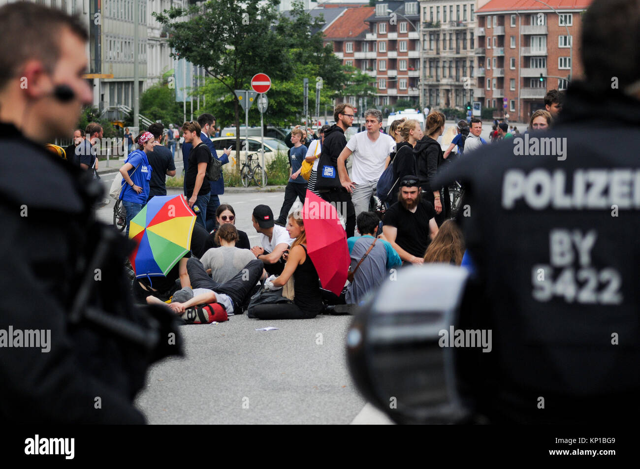 Sommossa ufficiali della polizia di fronte anti-G20 manifestanti, Amburgo (Germania) Foto Stock