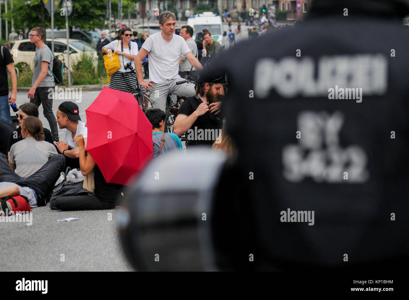 Sommossa ufficiali della polizia di fronte anti-G20 manifestanti, Amburgo (Germania) Foto Stock