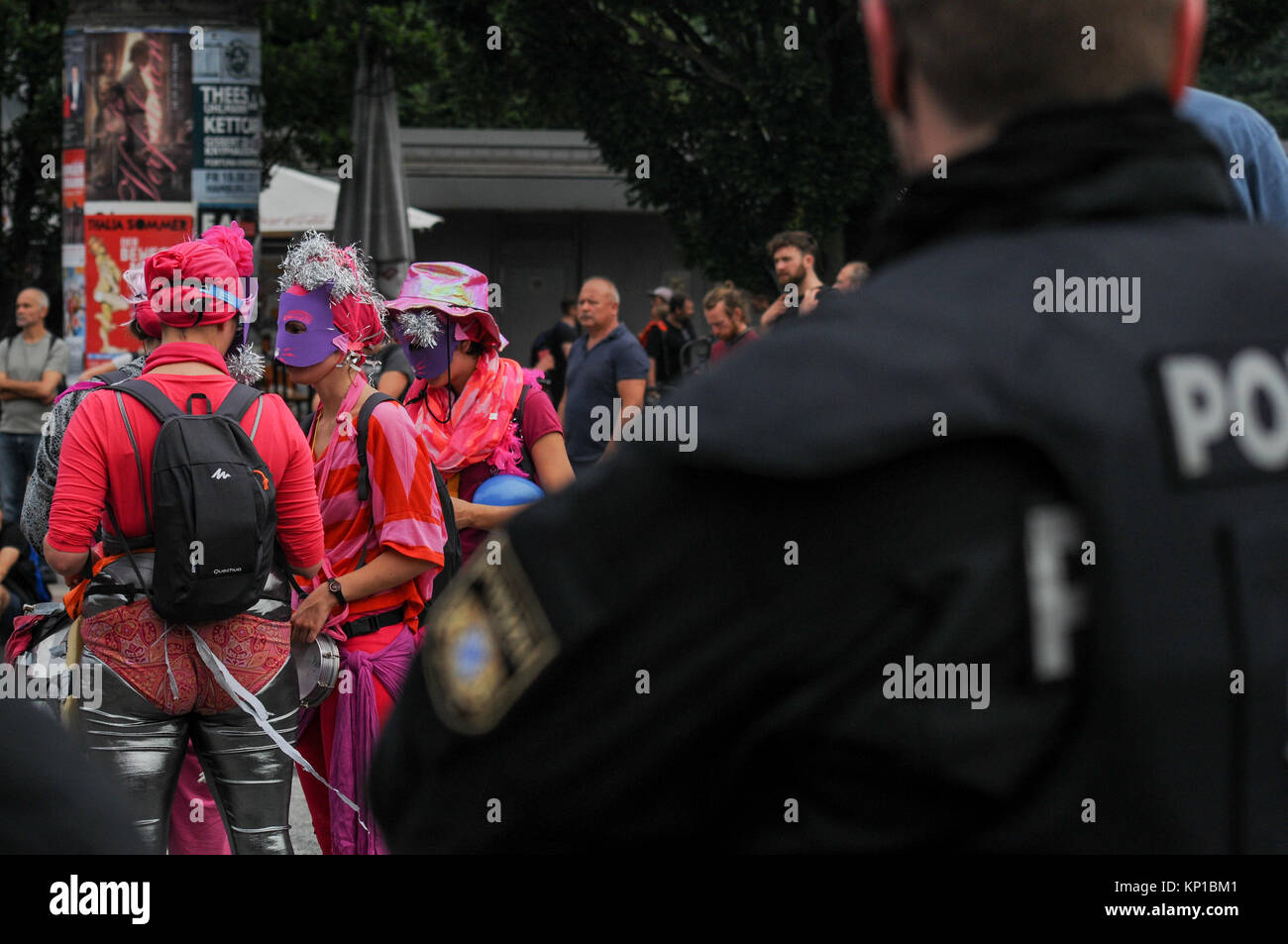 Sommossa ufficiali della polizia di fronte anti-G20 manifestanti, Amburgo (Germania) Foto Stock