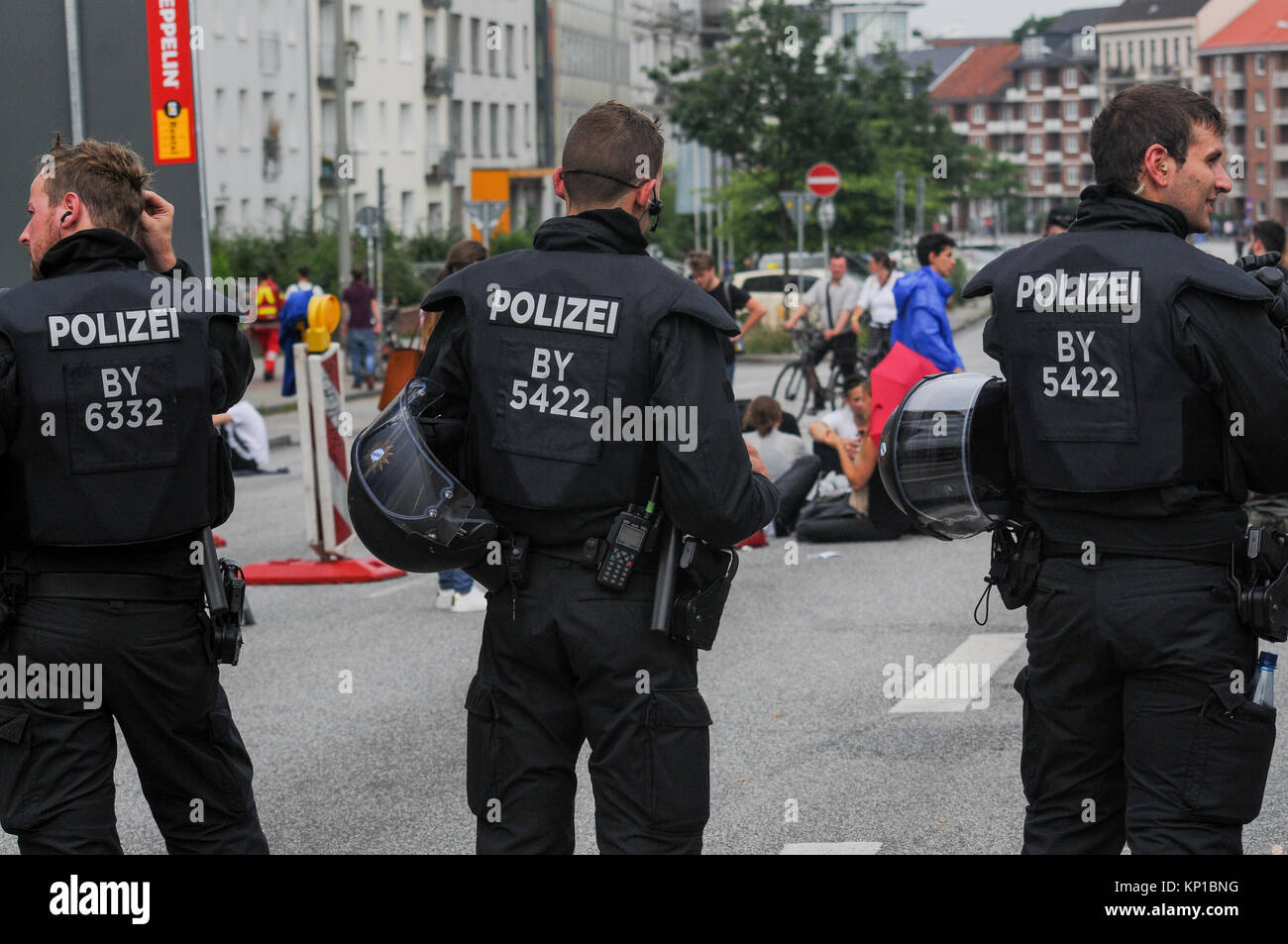 Sommossa ufficiali della polizia di fronte anti-G20 manifestanti, Amburgo (Germania) Foto Stock