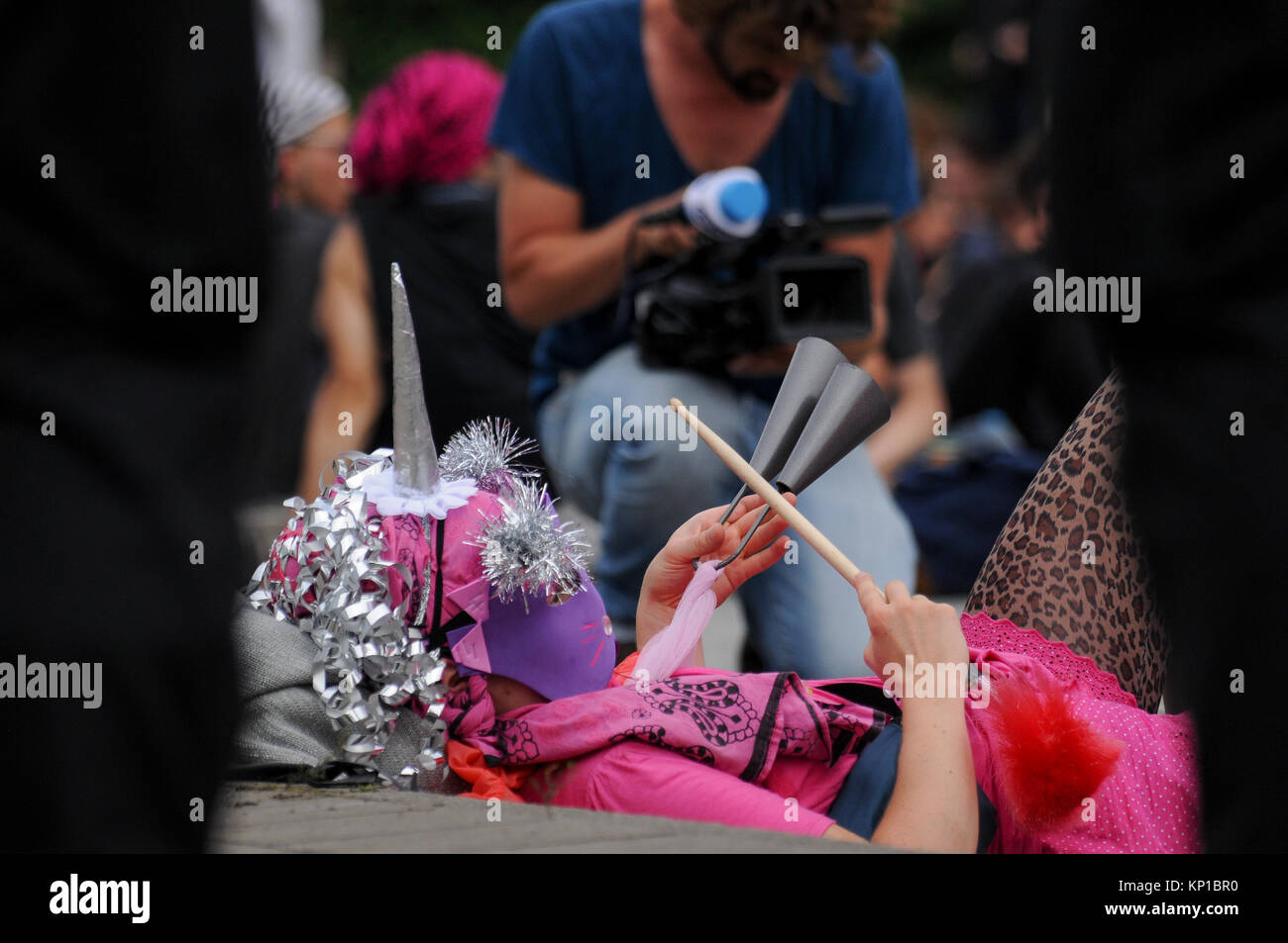 Sommossa ufficiali della polizia di fronte anti-G20 manifestanti, Amburgo (Germania) Foto Stock