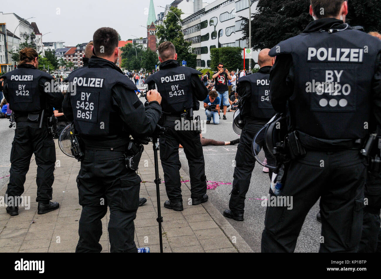 Sommossa ufficiali della polizia di fronte anti-G20 manifestanti, Amburgo (Germania) Foto Stock