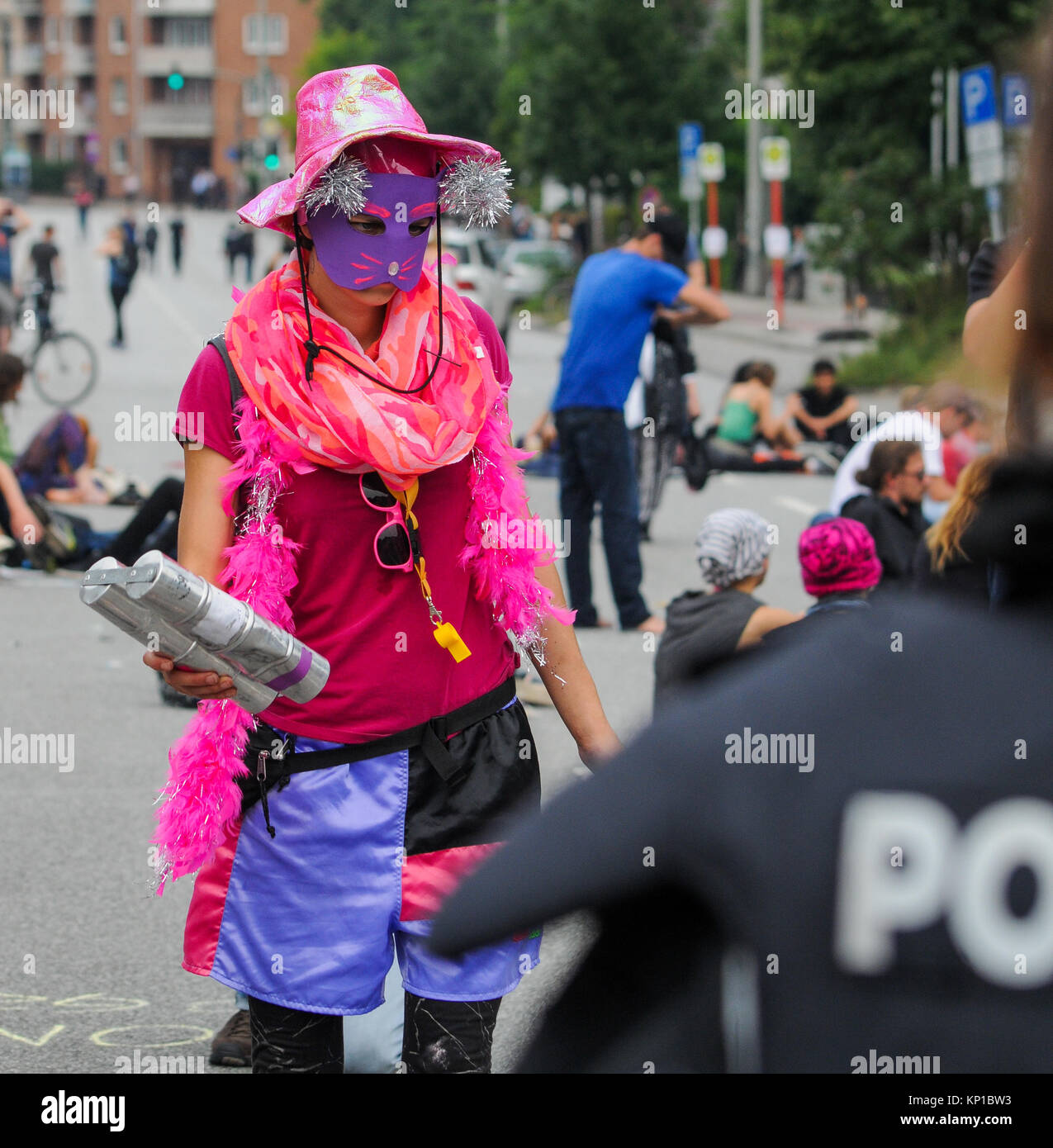 Sommossa ufficiali della polizia di fronte anti-G20 manifestanti, Amburgo (Germania) Foto Stock