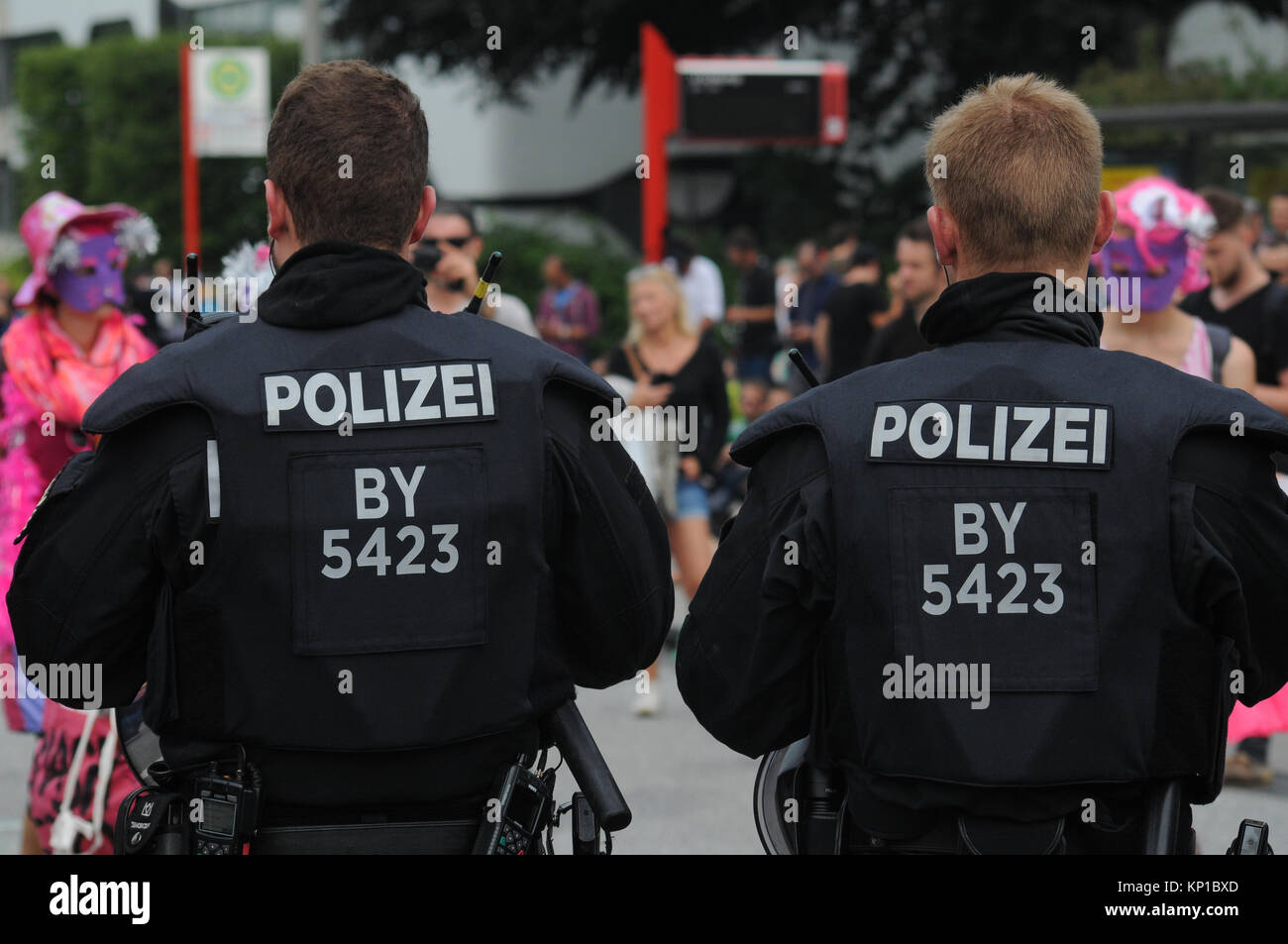 Sommossa ufficiali della polizia di fronte anti-G20 manifestanti, Amburgo (Germania) Foto Stock