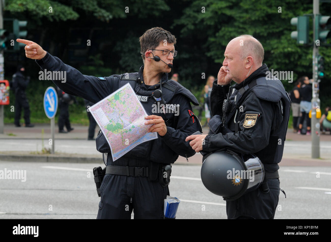 Sommossa ufficiali della polizia di fronte anti-G20 manifestanti, Amburgo (Germania) Foto Stock