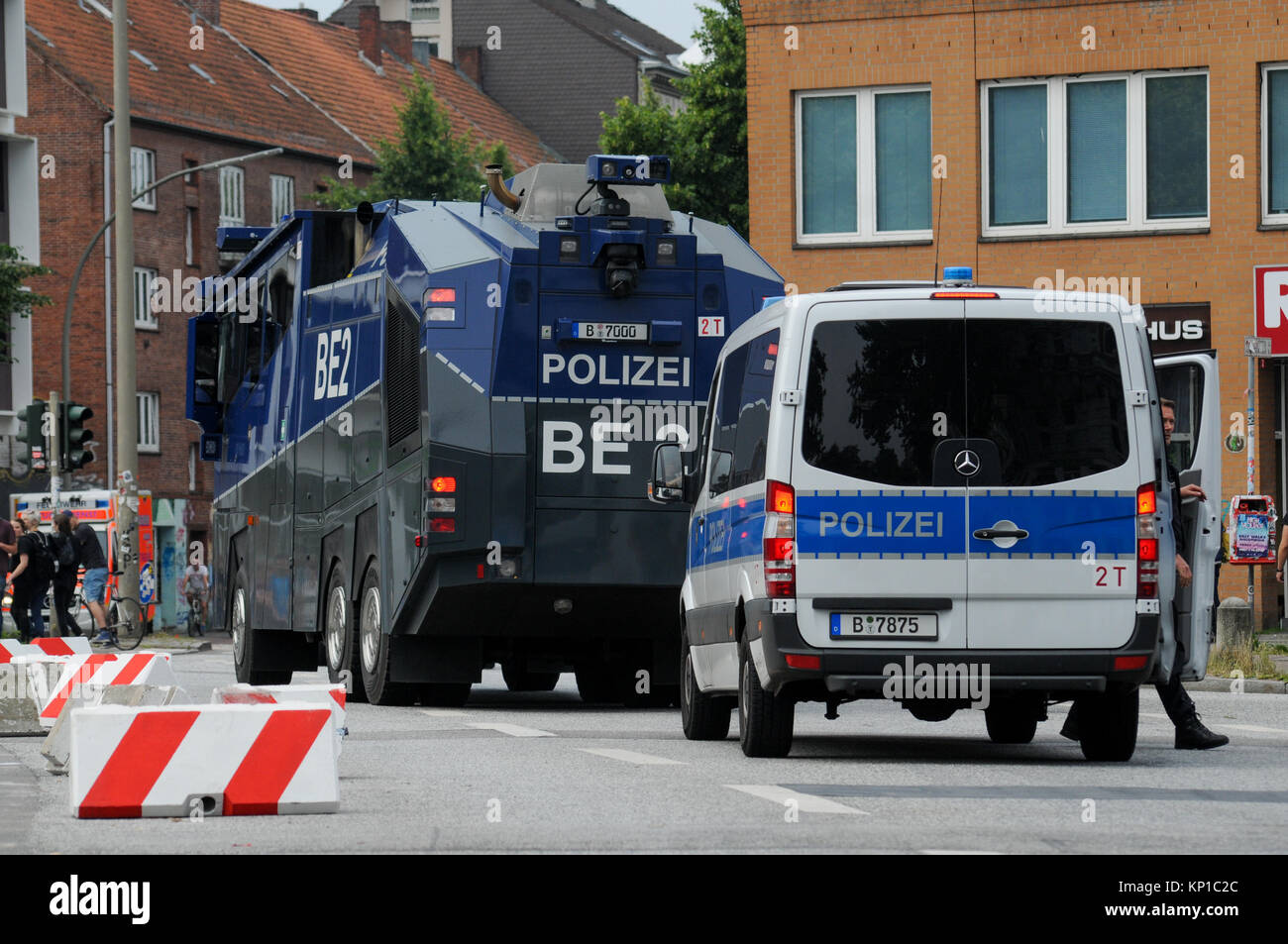 Vertice G20: Riot Police monta guard, Amburgo, Germania Foto Stock