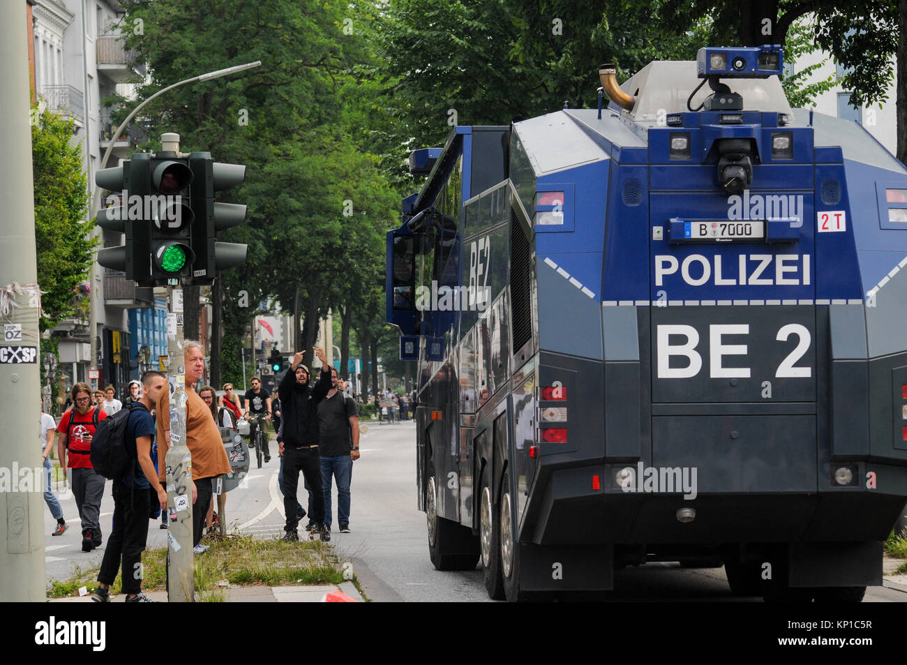 Vertice G20: Riot Police monta guard, Amburgo, Germania Foto Stock