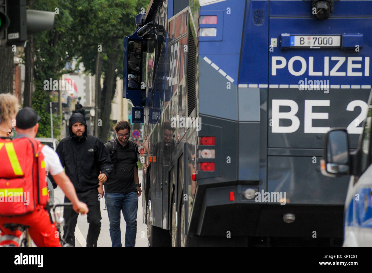 Vertice G20: Riot Police monta guard, Amburgo, Germania Foto Stock