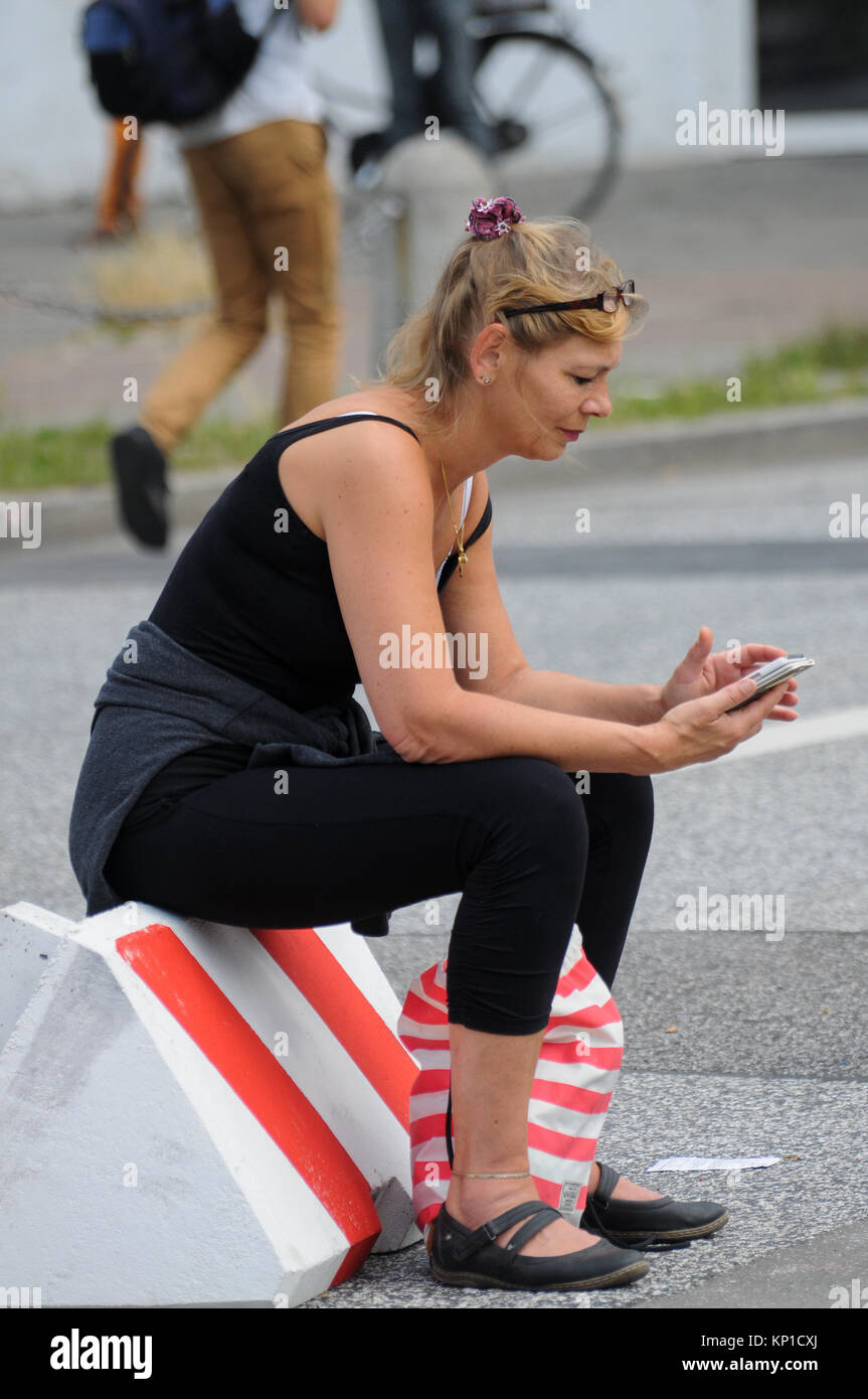 Vertice G20: rivoltosi costruire barricate per bloccare la polizia antisommossa in avanti, Amburgo, Germania Foto Stock