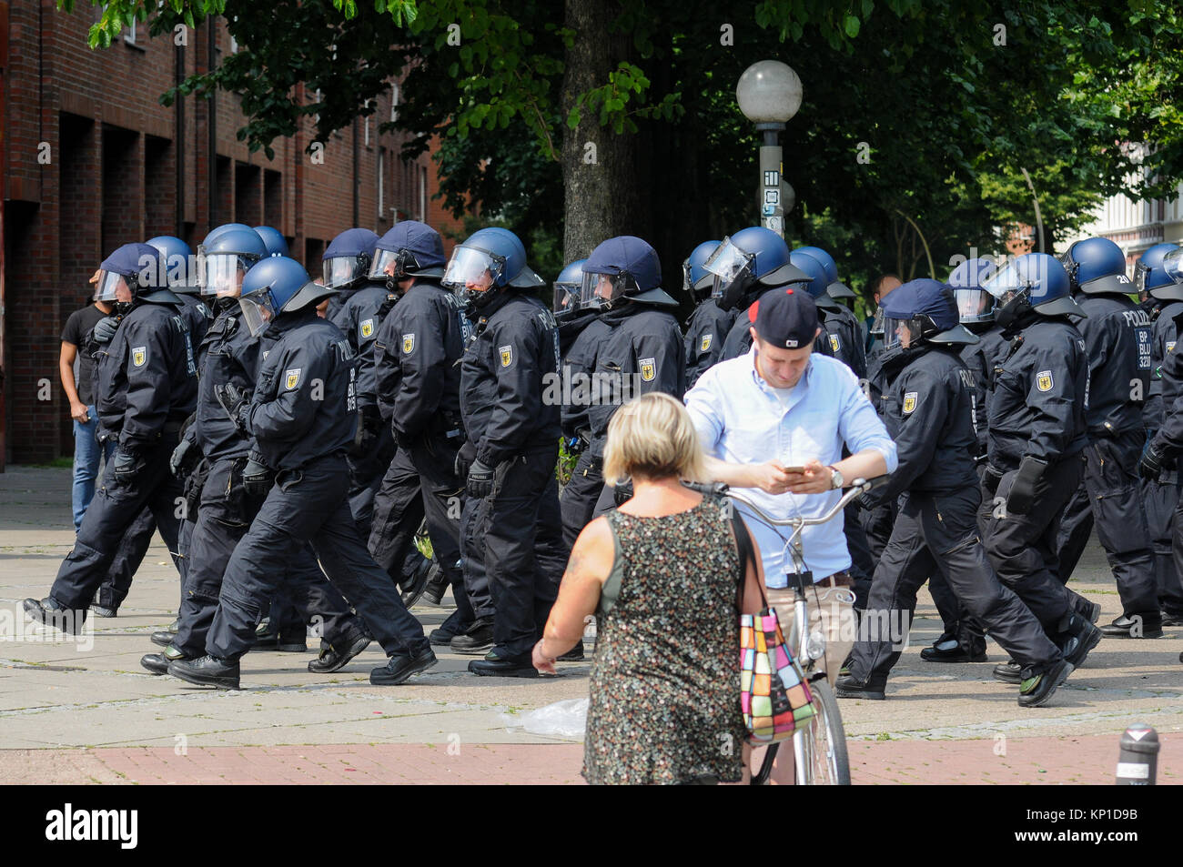 Sommossa ufficiali della polizia di fronte anti-G20 manifestanti, Amburgo, Germania Foto Stock