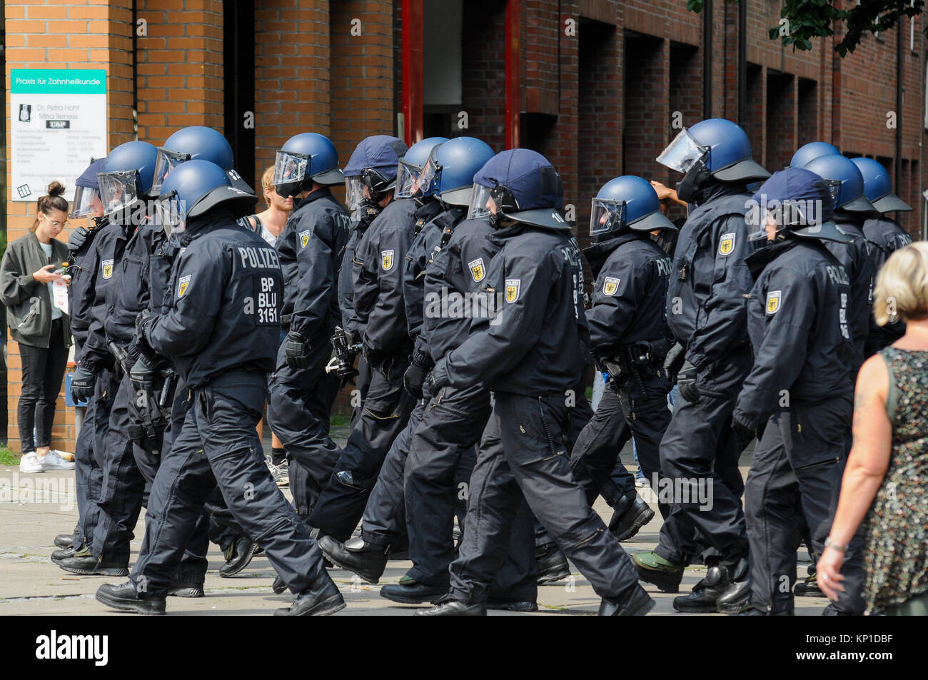 Sommossa ufficiali della polizia di fronte anti-G20 manifestanti, Amburgo, Germania Foto Stock