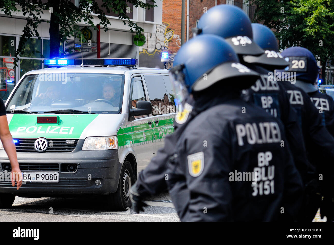 Sommossa ufficiali della polizia di fronte anti-G20 manifestanti, Amburgo, Germania Foto Stock