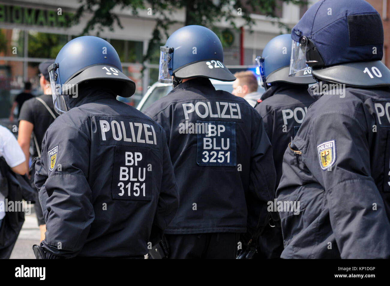 Sommossa ufficiali della polizia di fronte anti-G20 manifestanti, Amburgo, Germania Foto Stock