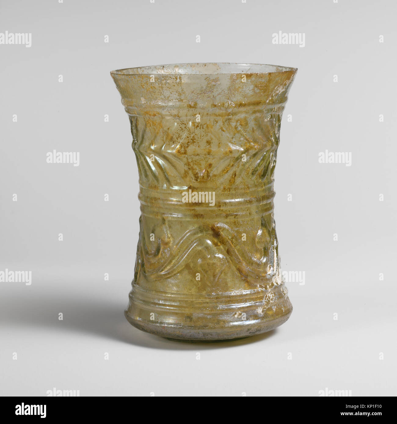 Un bicchiere di vetro romano del i secolo d.C., alto 9,7 cm e diametro 6,8 cm, parte della H.O. Havemeyer Collection al Metropolitan Museum of Art di New York. Foto Stock
