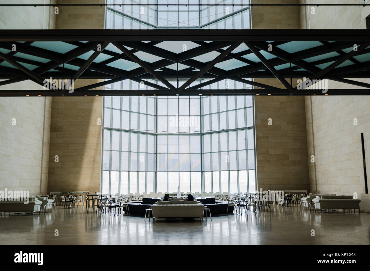 Il Museo di Arte Islamica, Doha (Qatar). Luglio 2017. Ristorante, bar e nella finestra principale. Il museo è di Doha più pregiata icona architettonica, progettato da Foto Stock