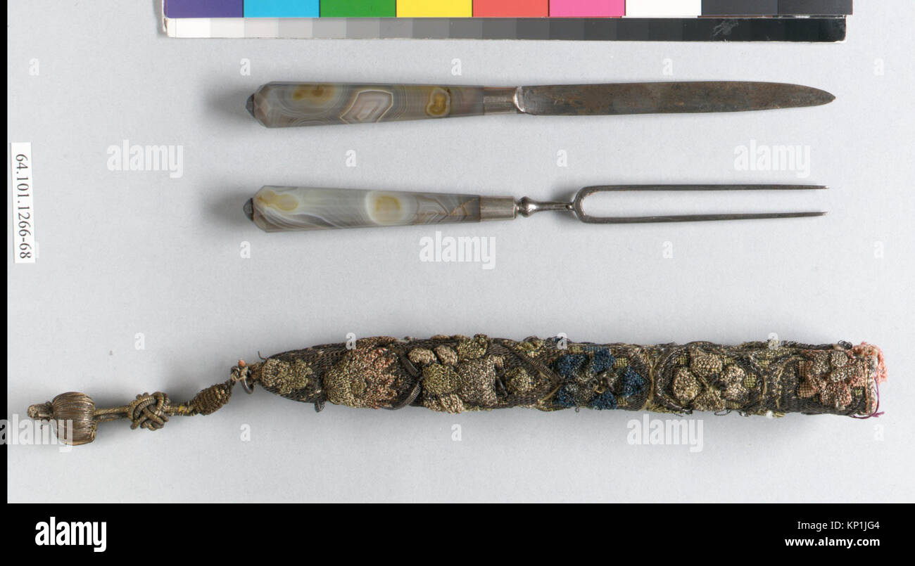 Questa doppia sciabola, conservata nel Metropolitan Museum of Art e catalogata come DP2833 64.101.66-68 228969, riflette lo stoccaggio funzionale e decorativo delle armi. Foto Stock