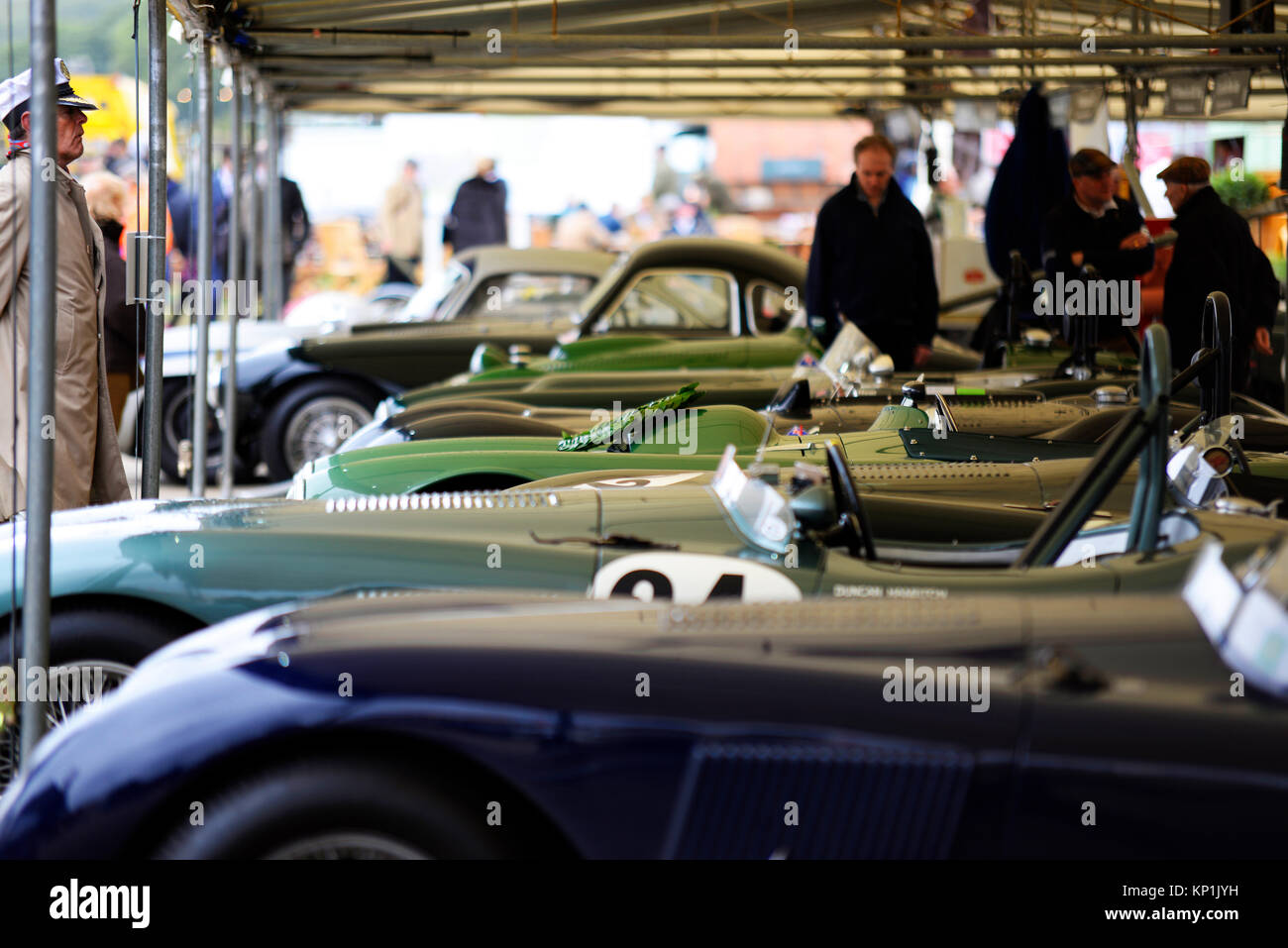 Area di Garage a Goodwood 2017 con la vincita del garland. Vintage racing cars Foto Stock