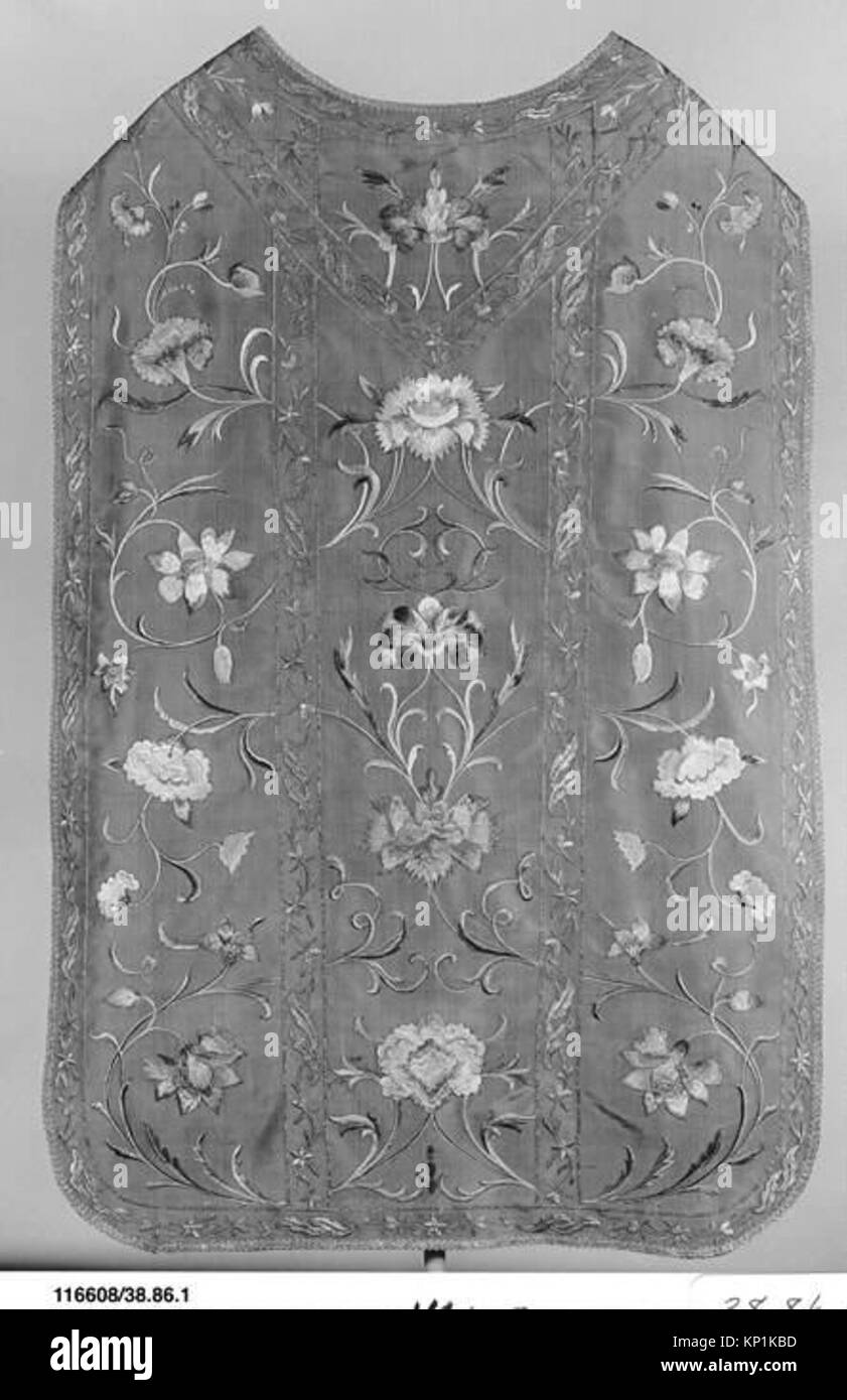 Questo chasuble, un vestiario ecclesiastico indossato da alti funzionari della chiesa, è un bell'esempio della sintesi di esposizioni orientali e occidentali di ricchezza attraverso la vestizione di seta e oro. Il design è caratterizzato da palmettes su larga scala e foglie seghettate impreziosite da piccoli fiori di melograno, evidenziati da fili di trama avvolti in oro. Foto Stock