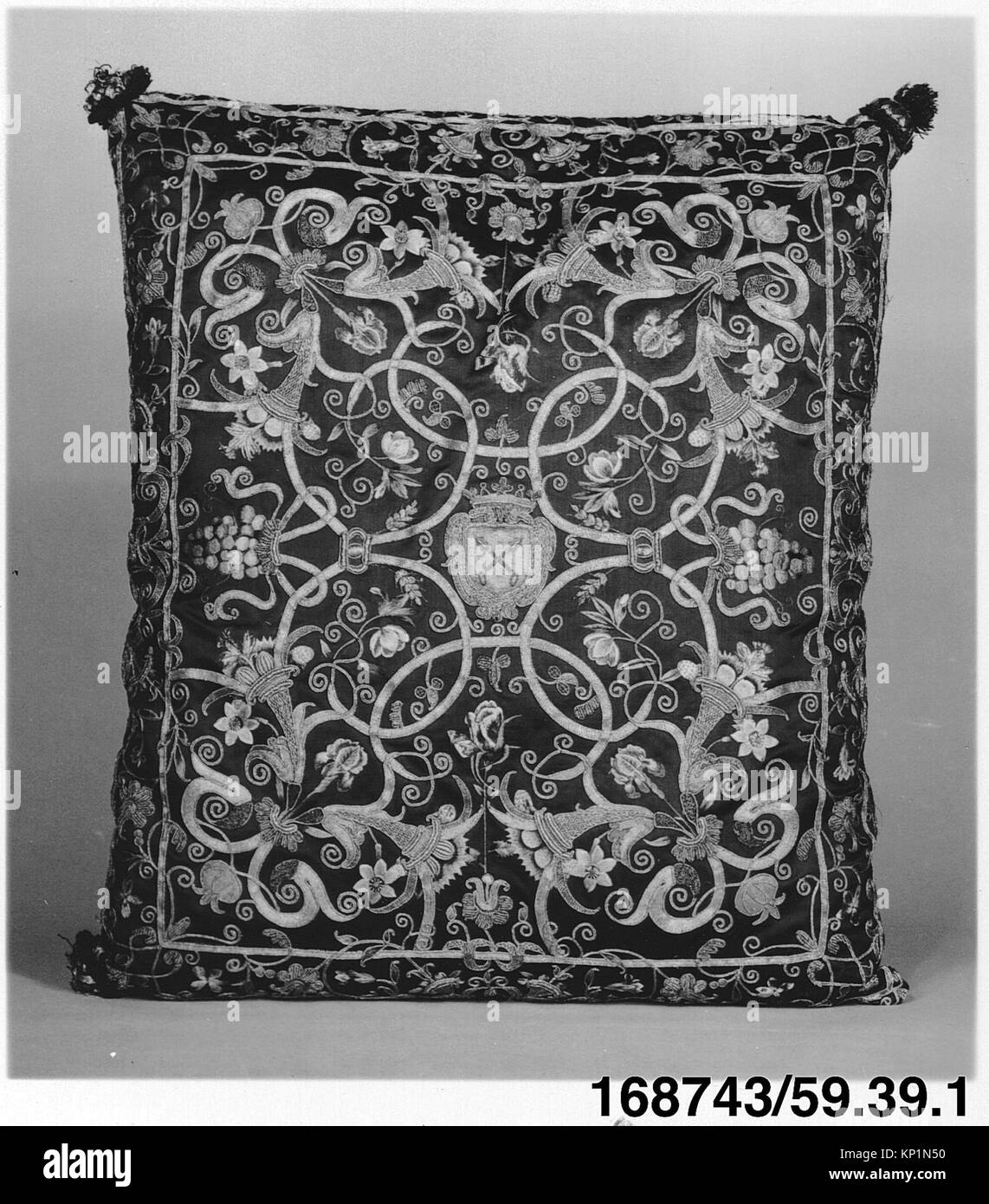 Queste due fodere dei cuscini, MET 168743 228753, sono mostrate in un'illustrazione che mette in risalto il design tessile storico e le arti decorative Foto Stock Queste due fodere dei cuscini, MET 168743 228753, sono mostrate in un'illustrazione che mette in risalto il design tessile storico e le arti decorative Foto Stock